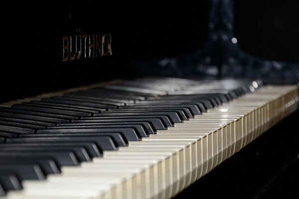 Tasti del pianoforte su sfondo scuro