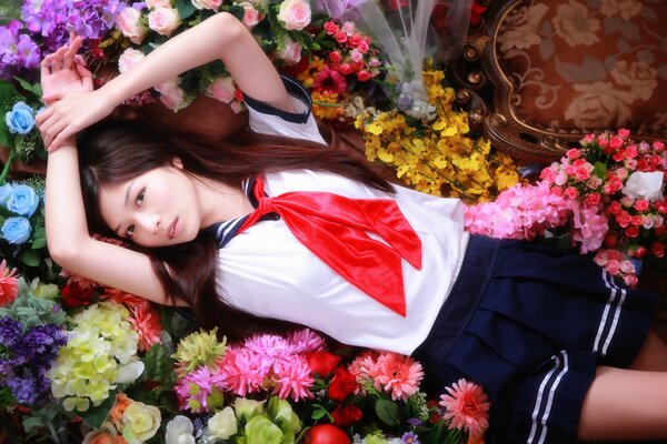 Ragazza asiatica si trova in fiori