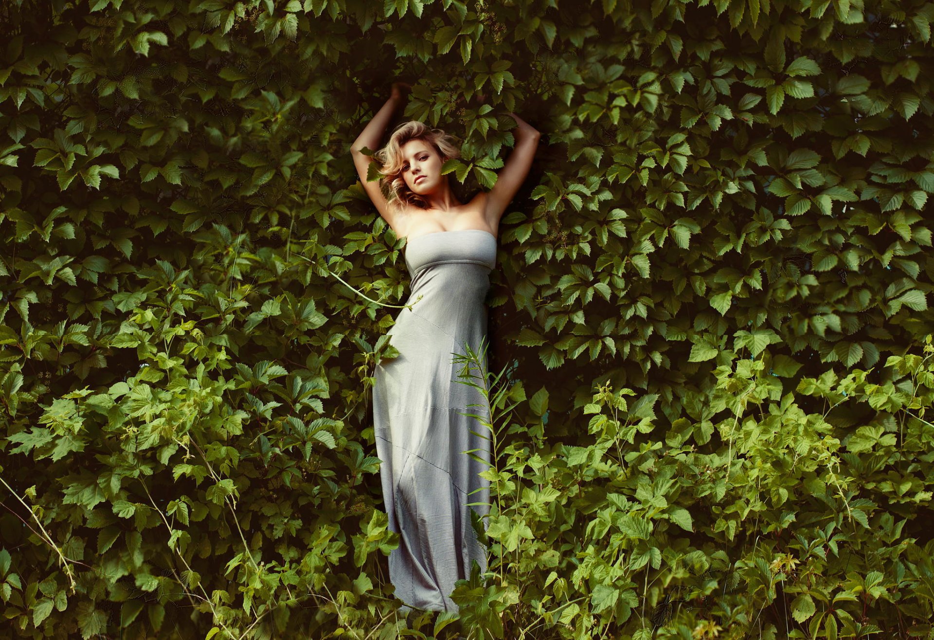 ragazza natura piante posa prendisole