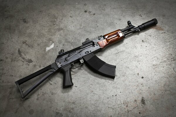 Fucile D assalto Kalashnikov su sfondo grigio