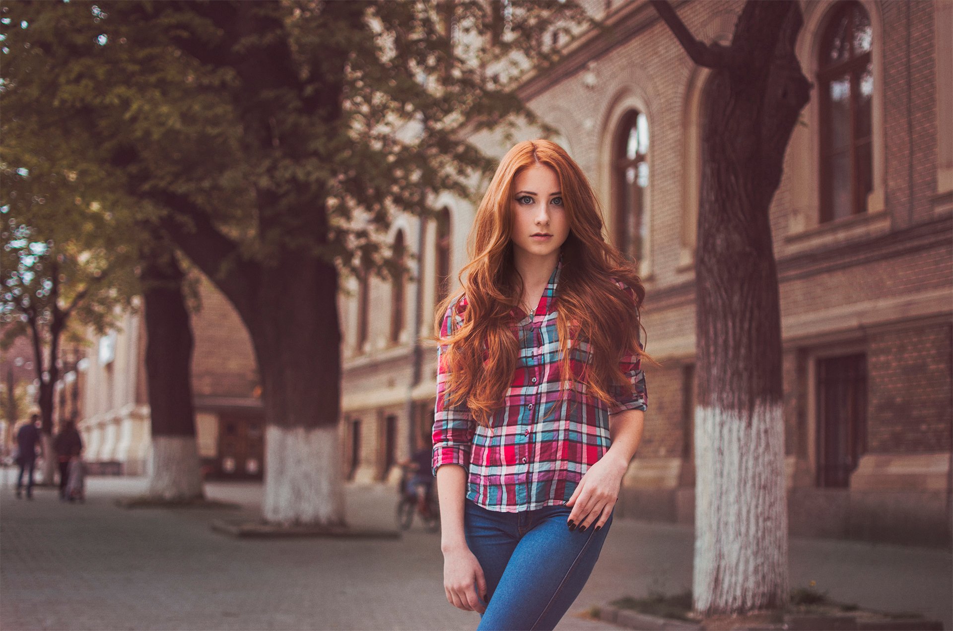 rossa camicia gabbia jeans città