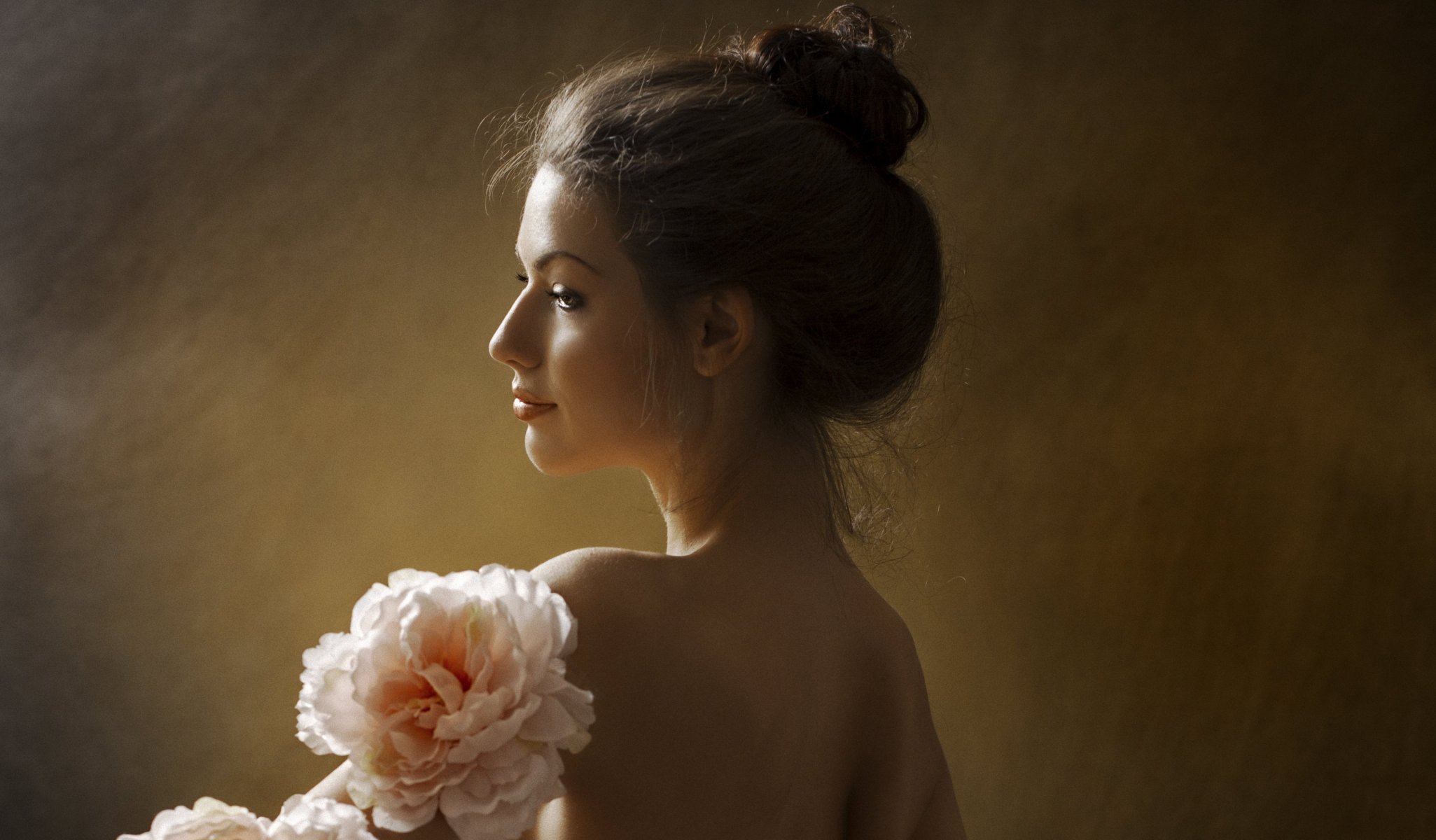 ragazza profilo ciglia capelli schiena fiori sfondo