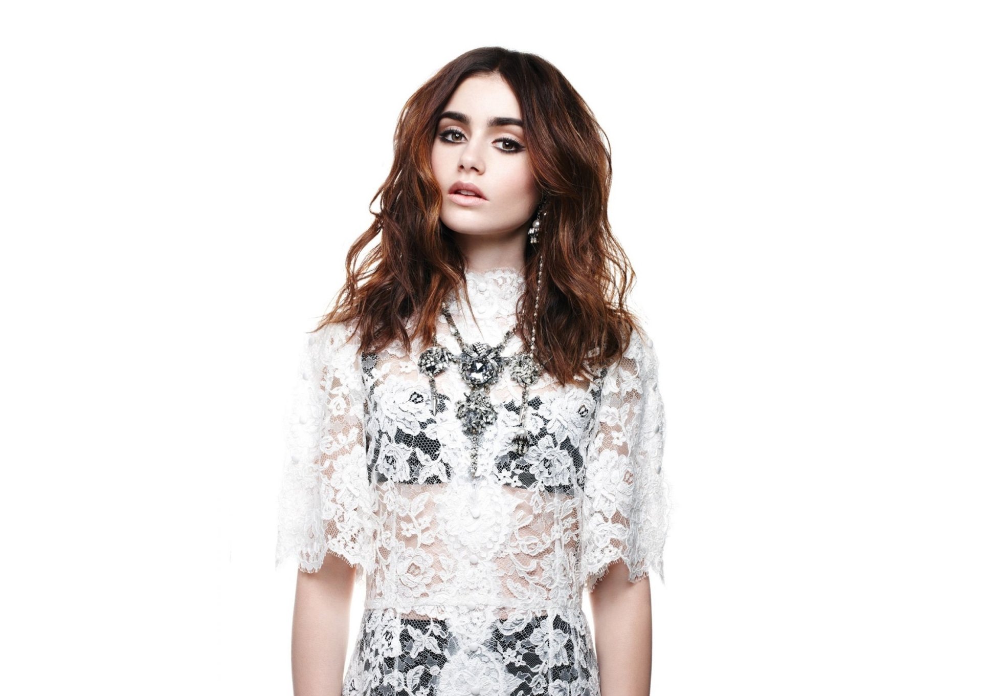 lily collins attrice sfondo bianco bruna ragazza