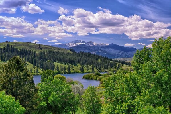 VALLE CON LAGO AI PIEDI DELLE MONTAGNE