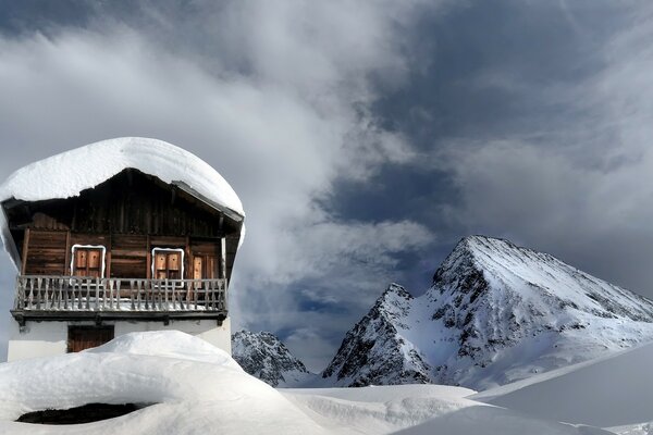 Casa in montagna. Neve. montagna