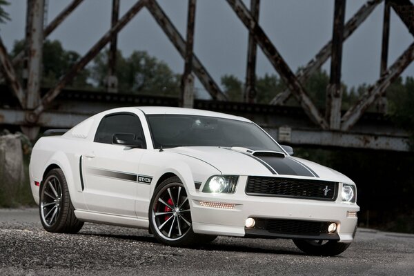 Muscle car Mustang bianca