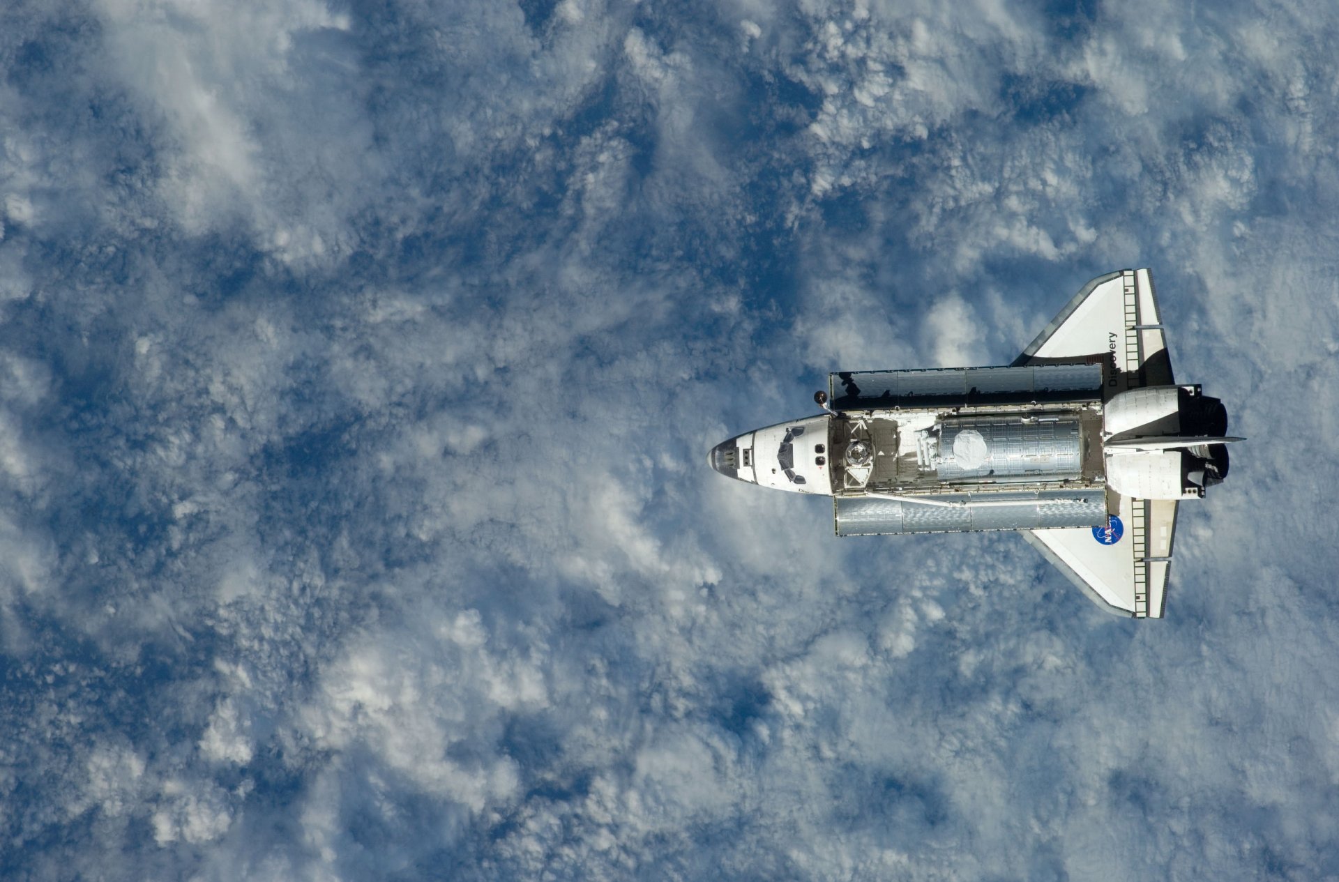 space shuttle in orbita terra dallo spazio