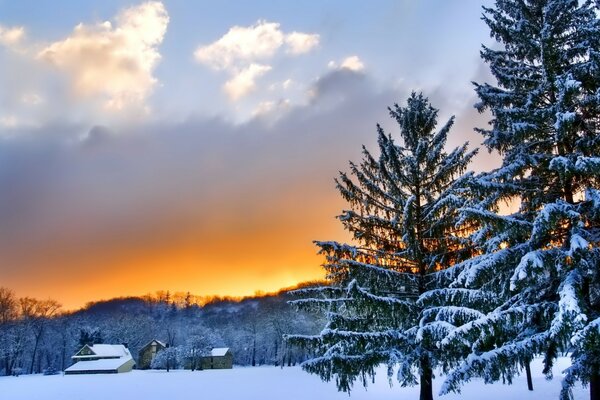 Tramonto arancione in inverno in montagna