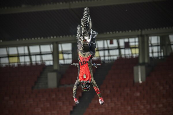 Eseguire acrobazie sportive in aria