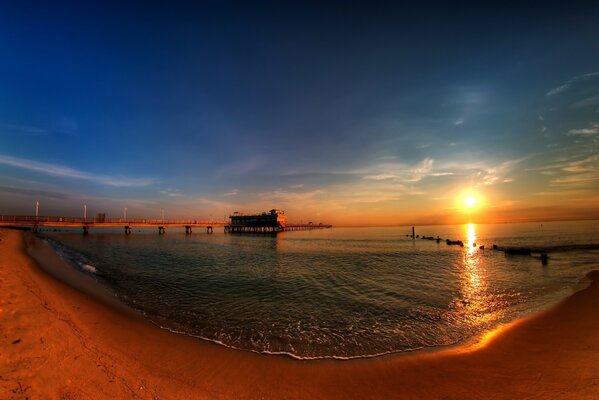 Tramonto sul molo dell oceano