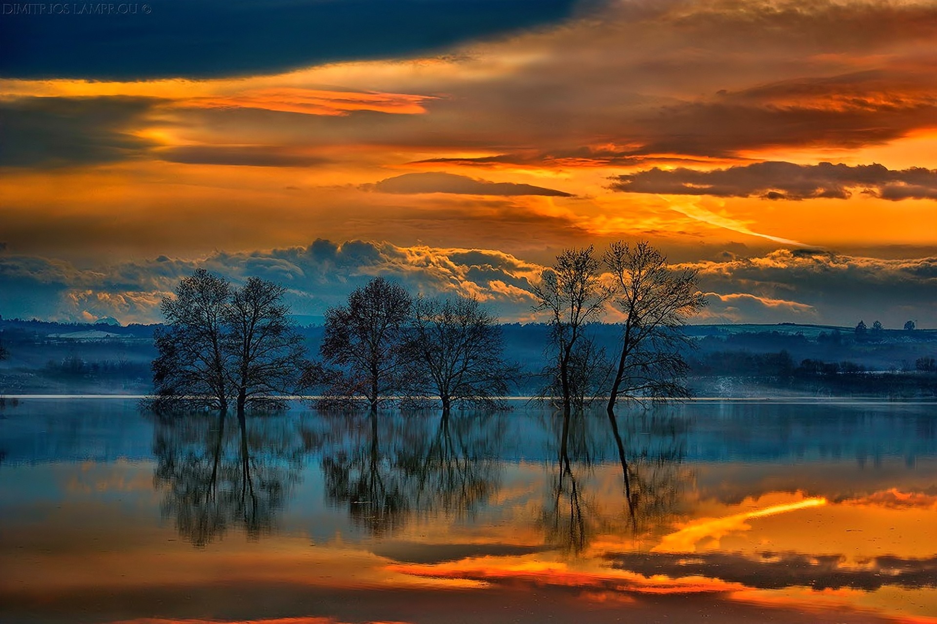 paesaggio tramonto nuvole riflessione lago alberi cielo grecia