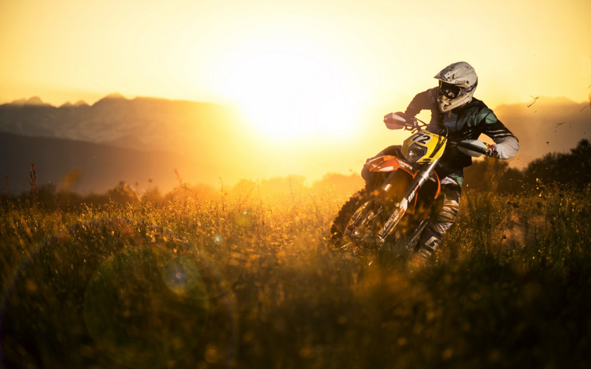 moto tramonto campo sport