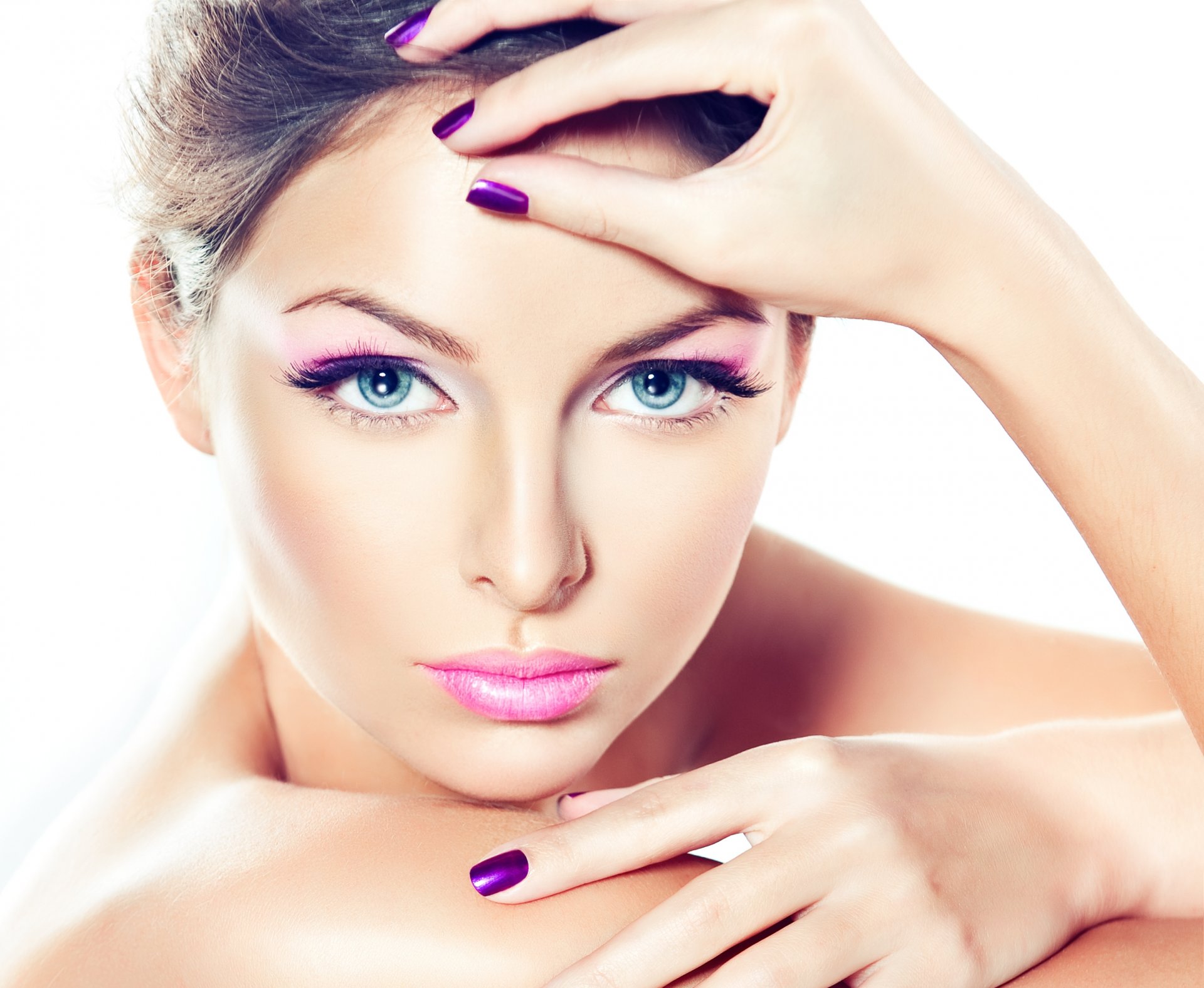 ragazza occhi azzurri sguardo trucco