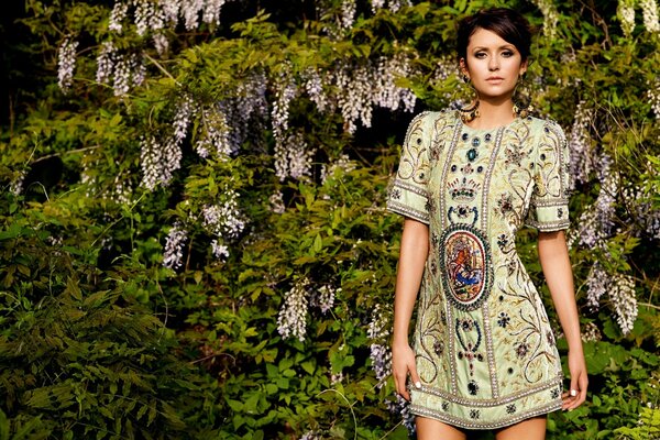 Attrice Nina dobre su uno sfondo di fiori