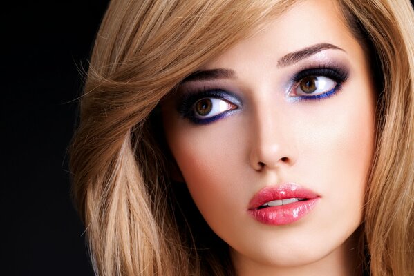 Modello con bei capelli e trucco
