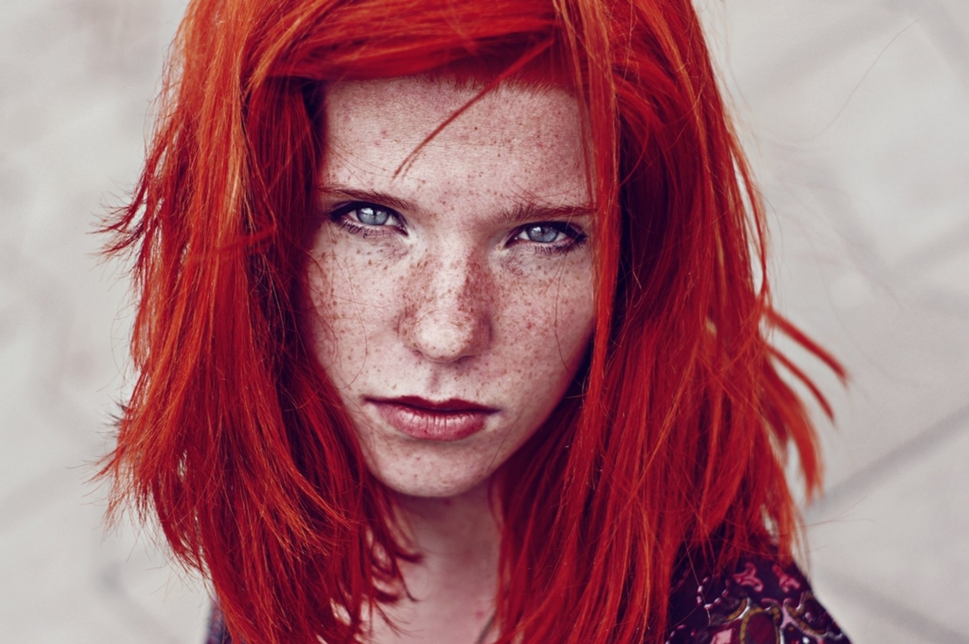 ragazza rossa viso lentiggini