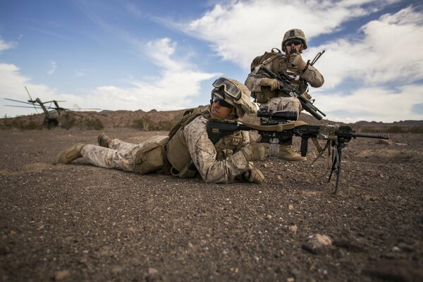 Esercito americano. Soldati con armi