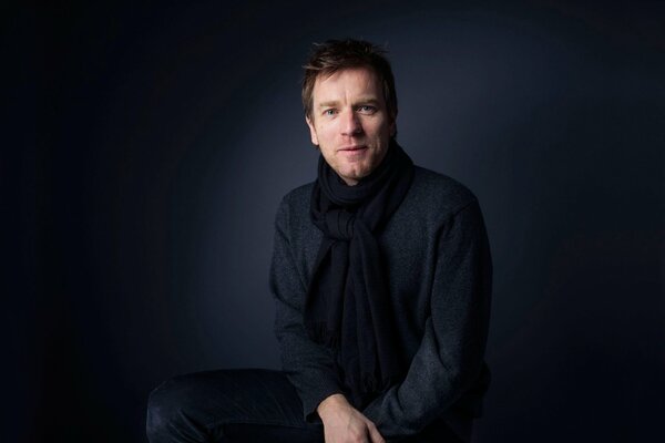 Ewan McGregor in nero
