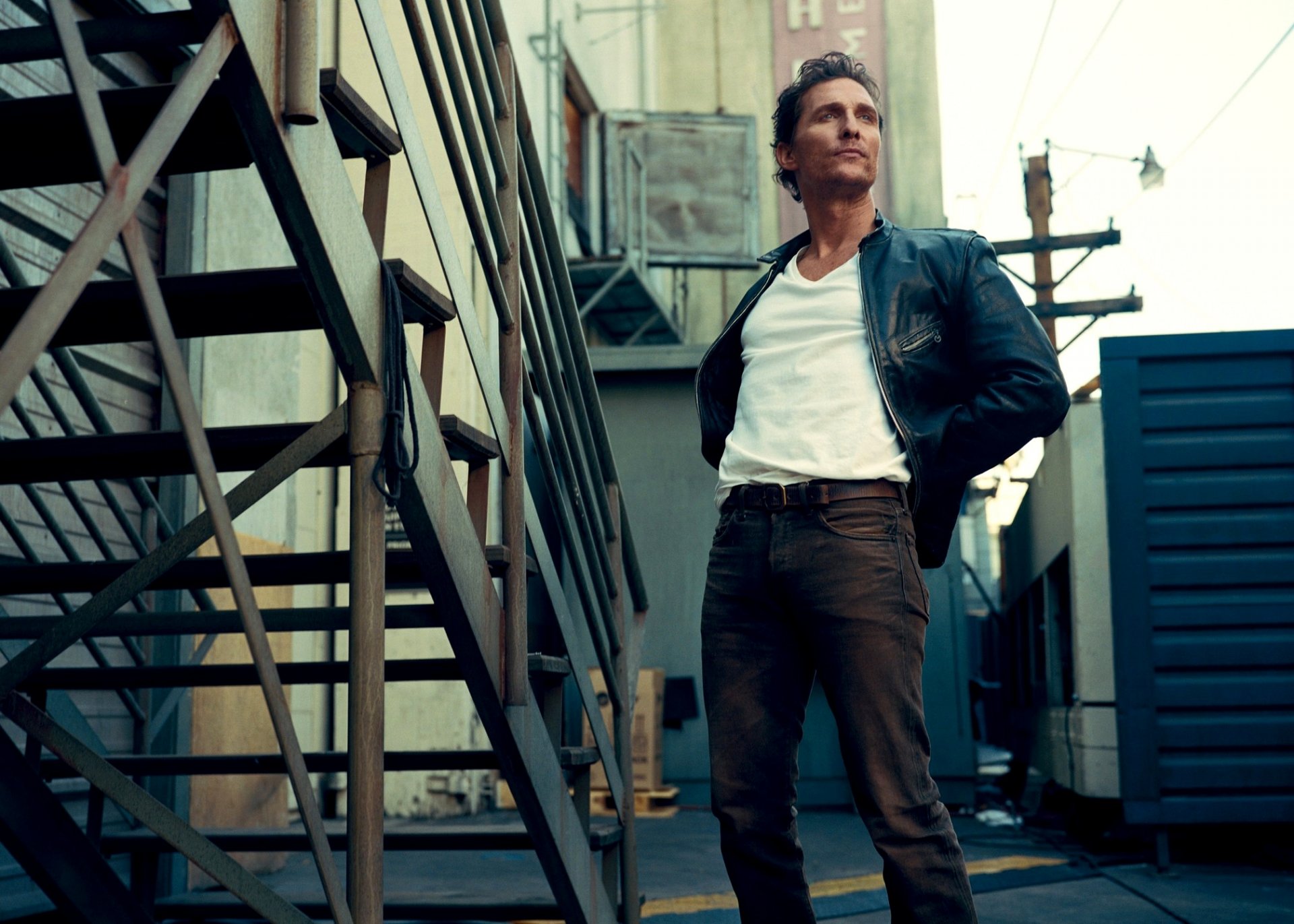 matthew mcconaughey attore uomo vista scala strada