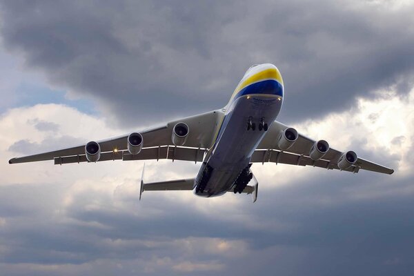 L aereo AN 225 fa un volo