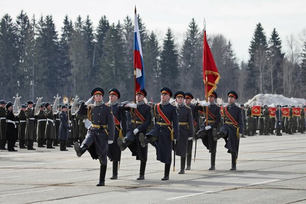 I militari in parata danno onore