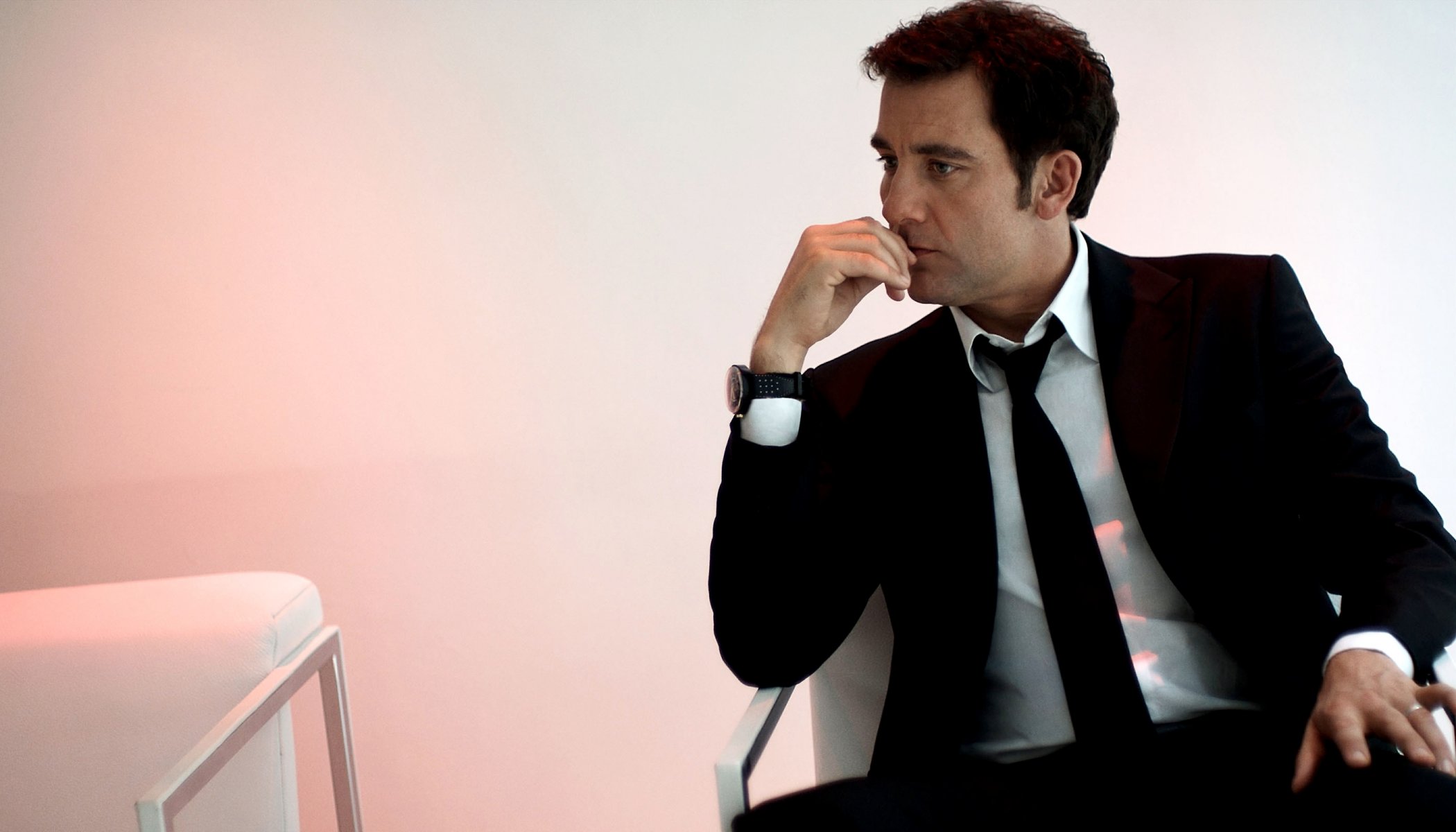 clive owen maschio attore produttore costume orologio sguardo