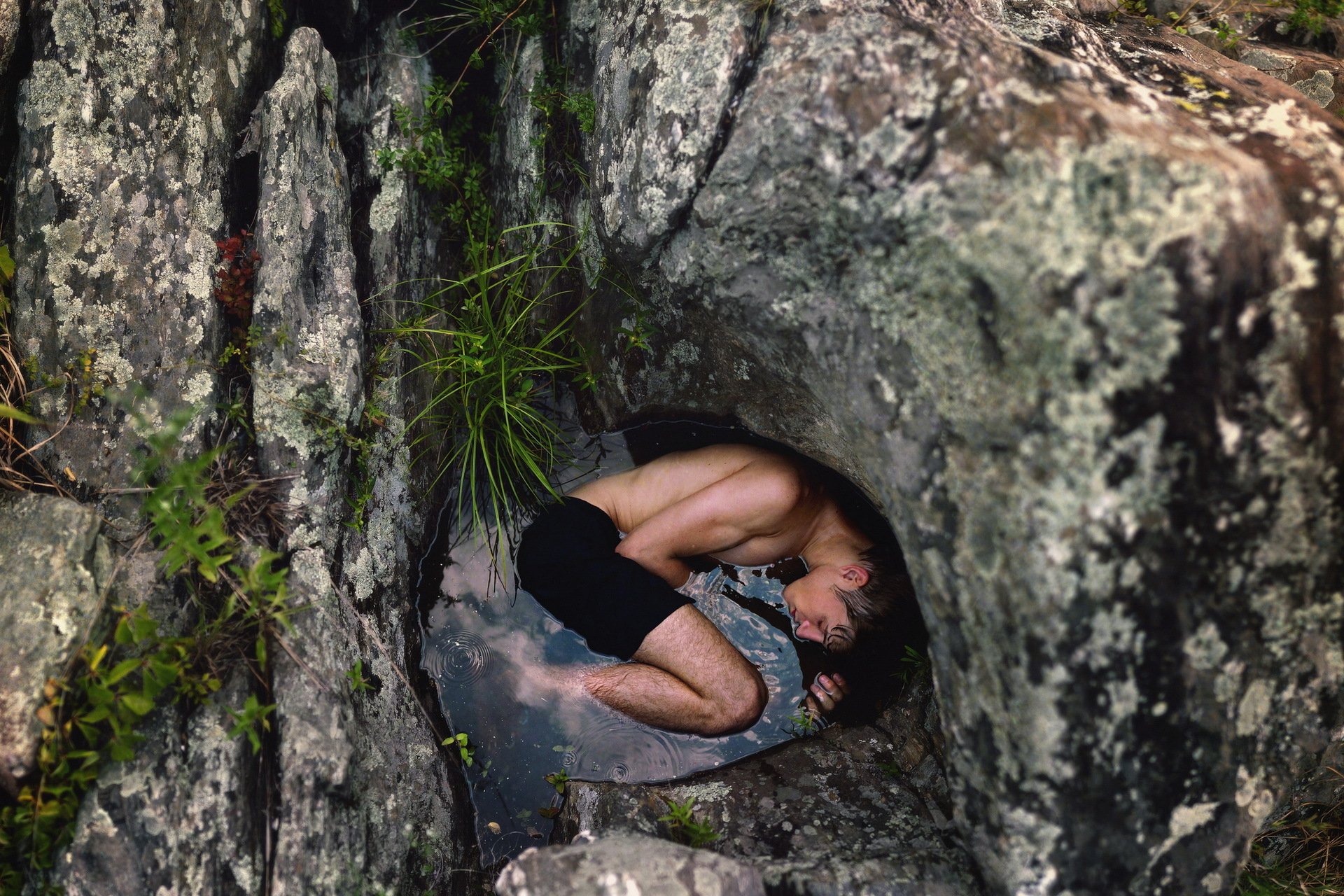 uomo rocce rocce acqua solitudine disperazione tossicodipendente alcolizzato desiderio dolore tristezza suicidio