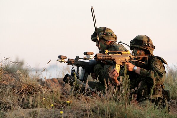 Soldati dell esercito lettone con armi