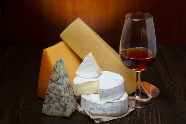 Ottimo vino rosso con formaggio