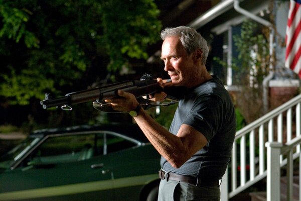 Clint Eastwood con una pistola