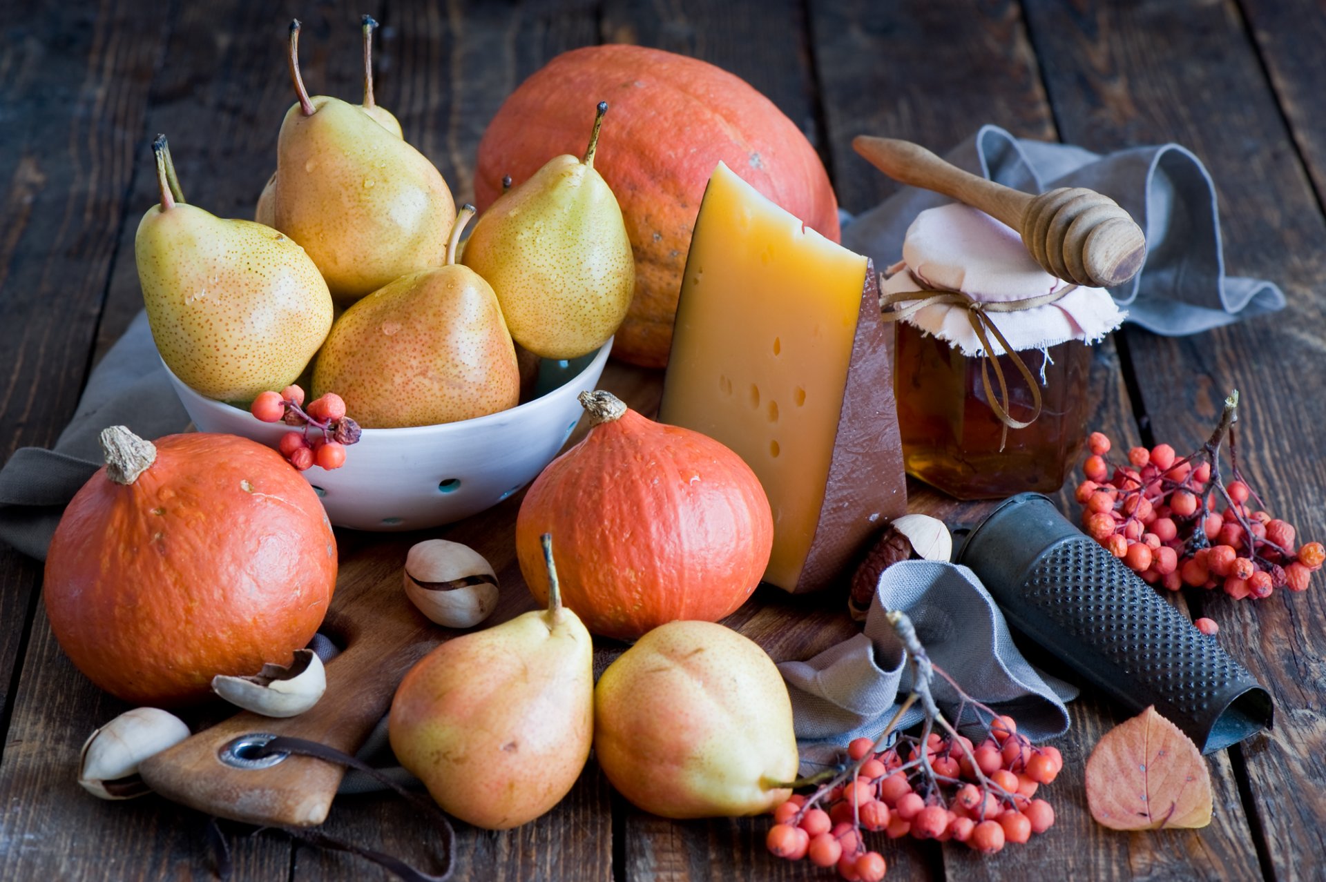 frutta bacche verdure pere zucca miele formaggio natura morta