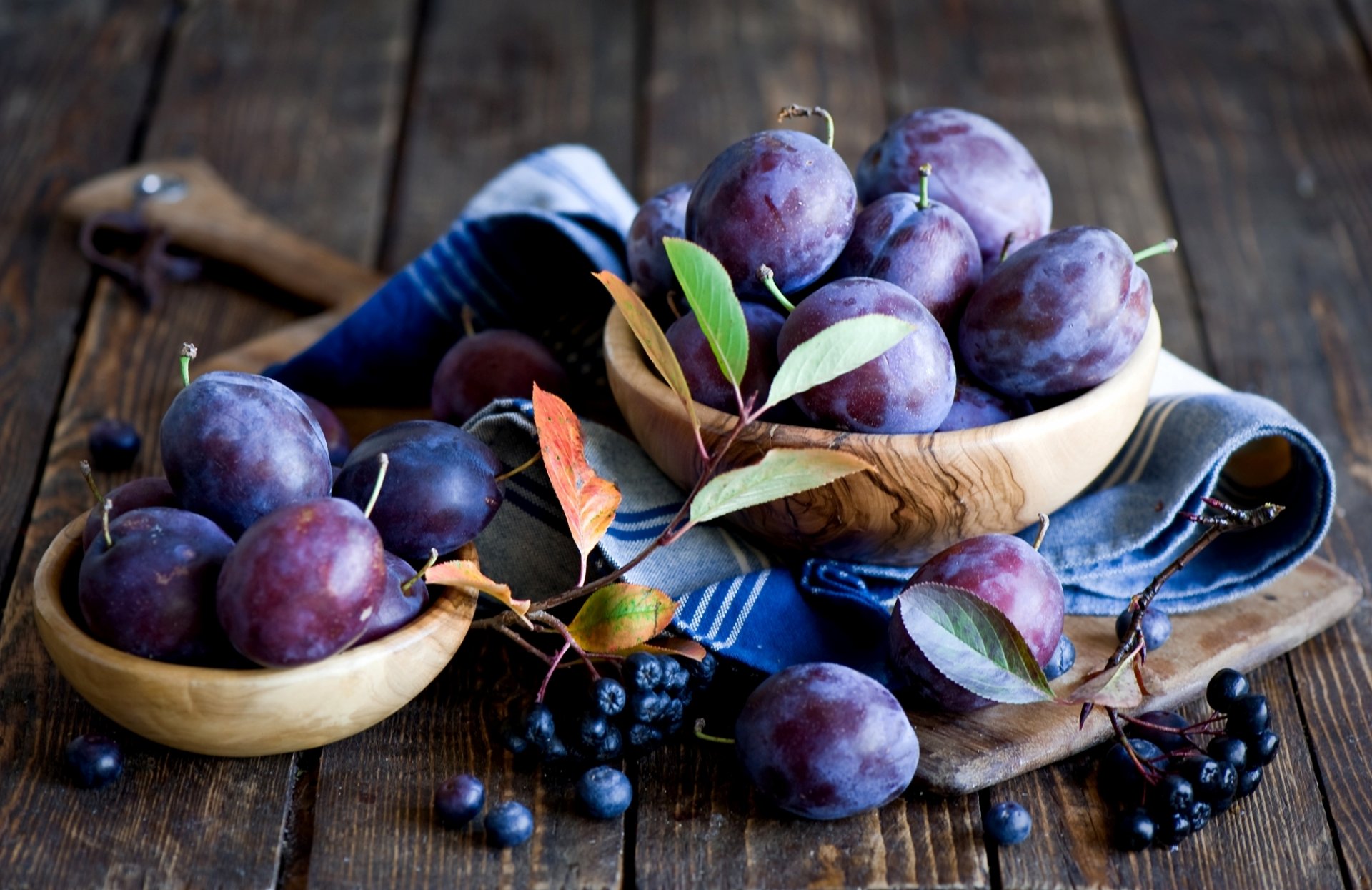 prugne frutta bacche stoviglie tavola tovagliolo foglie autunno natura morta