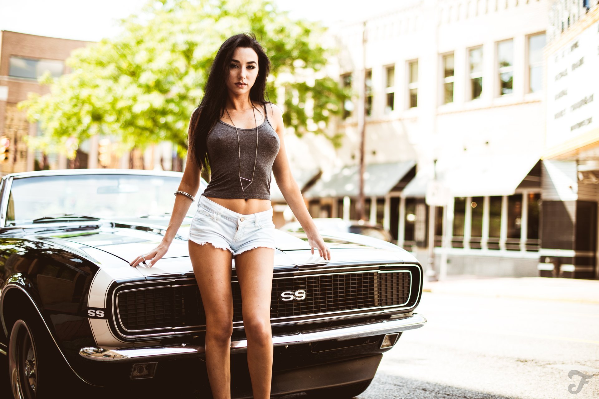jacqlyn b ragazza bruna chevrolet camaro ss nero muscle car