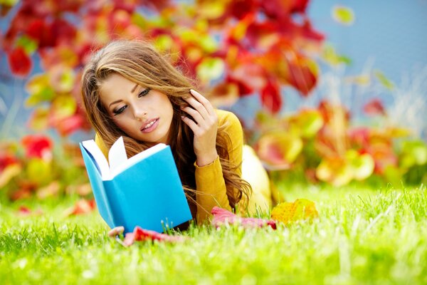 Foto di una ragazza che legge un libro
