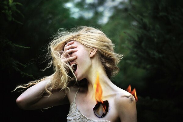 Ragazza che urla, ferita dal fuoco
