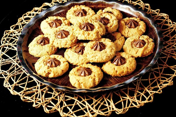 Biscotti ripieni di cioccolato su un piatto