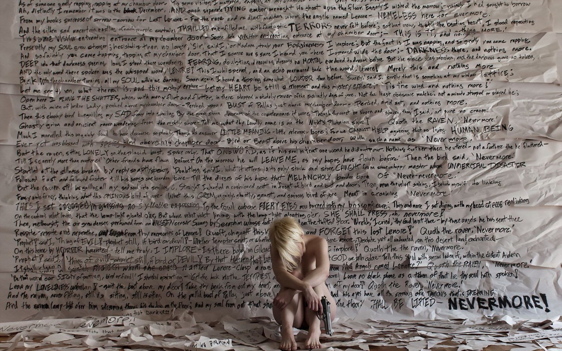 ragazza pistola muro situazione