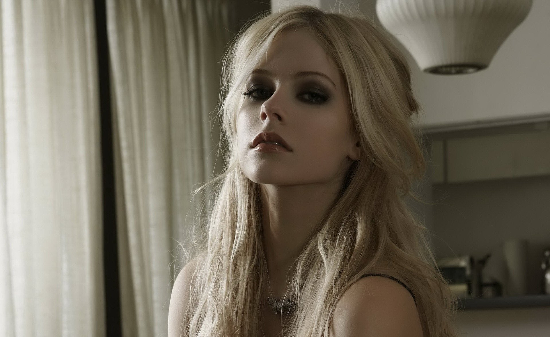 avril lavigne in cucina foto