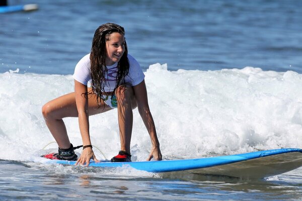 Surfista ragazza cattura l onda