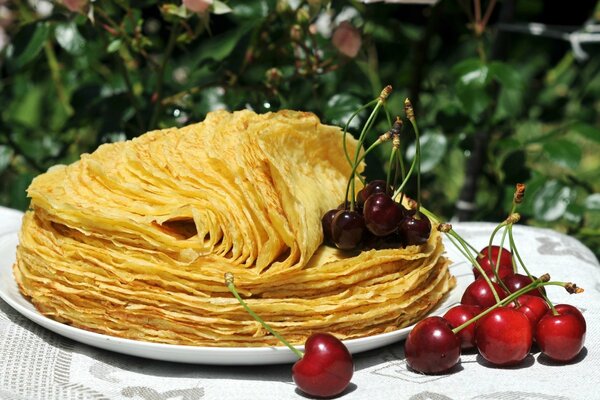 Colazione in giardino, frittelle con ciliegie e ciliegie