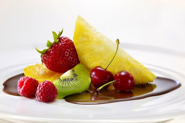 Su un piatto di frutta dolce e cioccolato