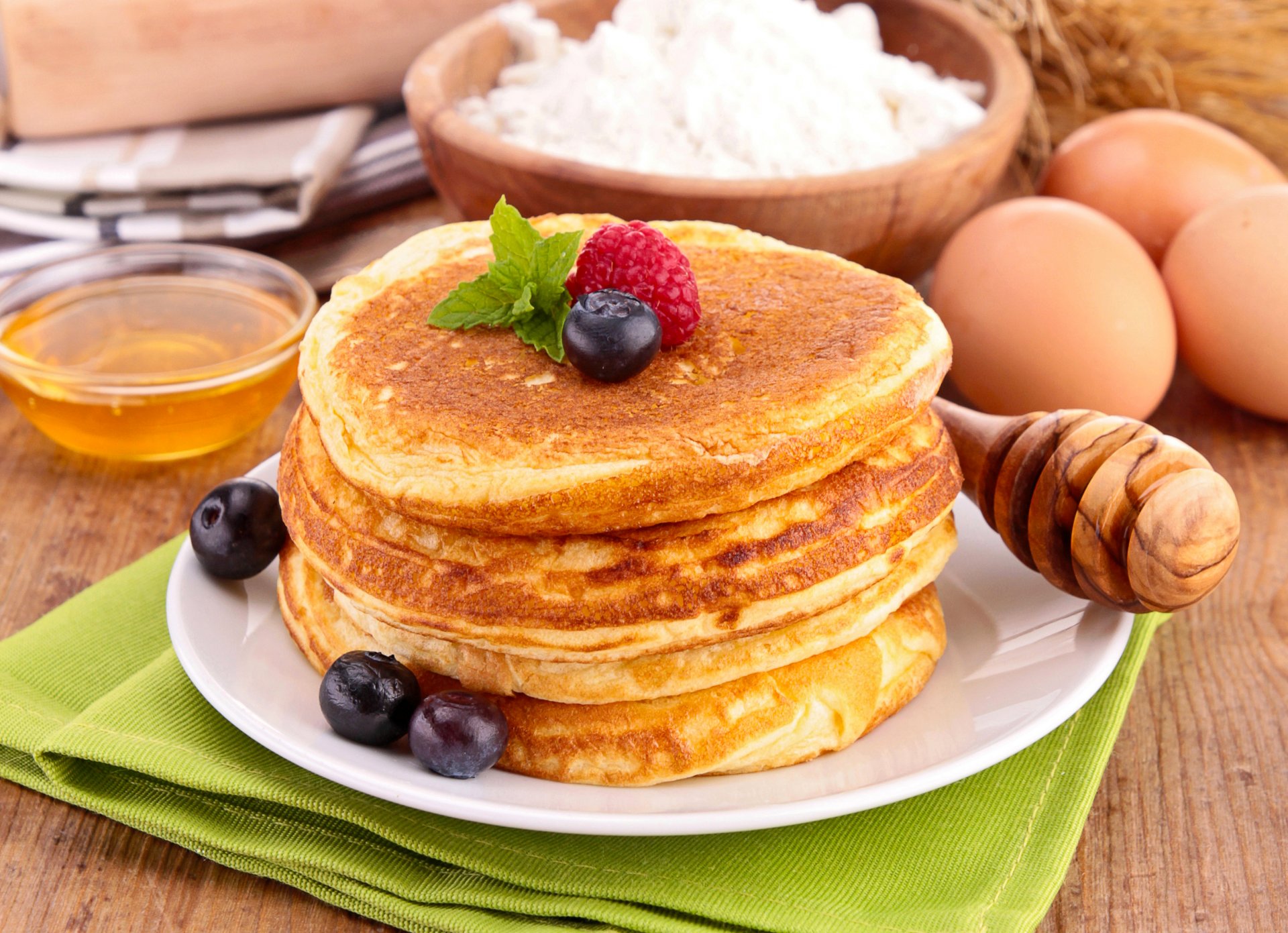 frittelle frittelle frittelle miele lamponi mirtilli bacche stoviglie cucchiaio farina cibo