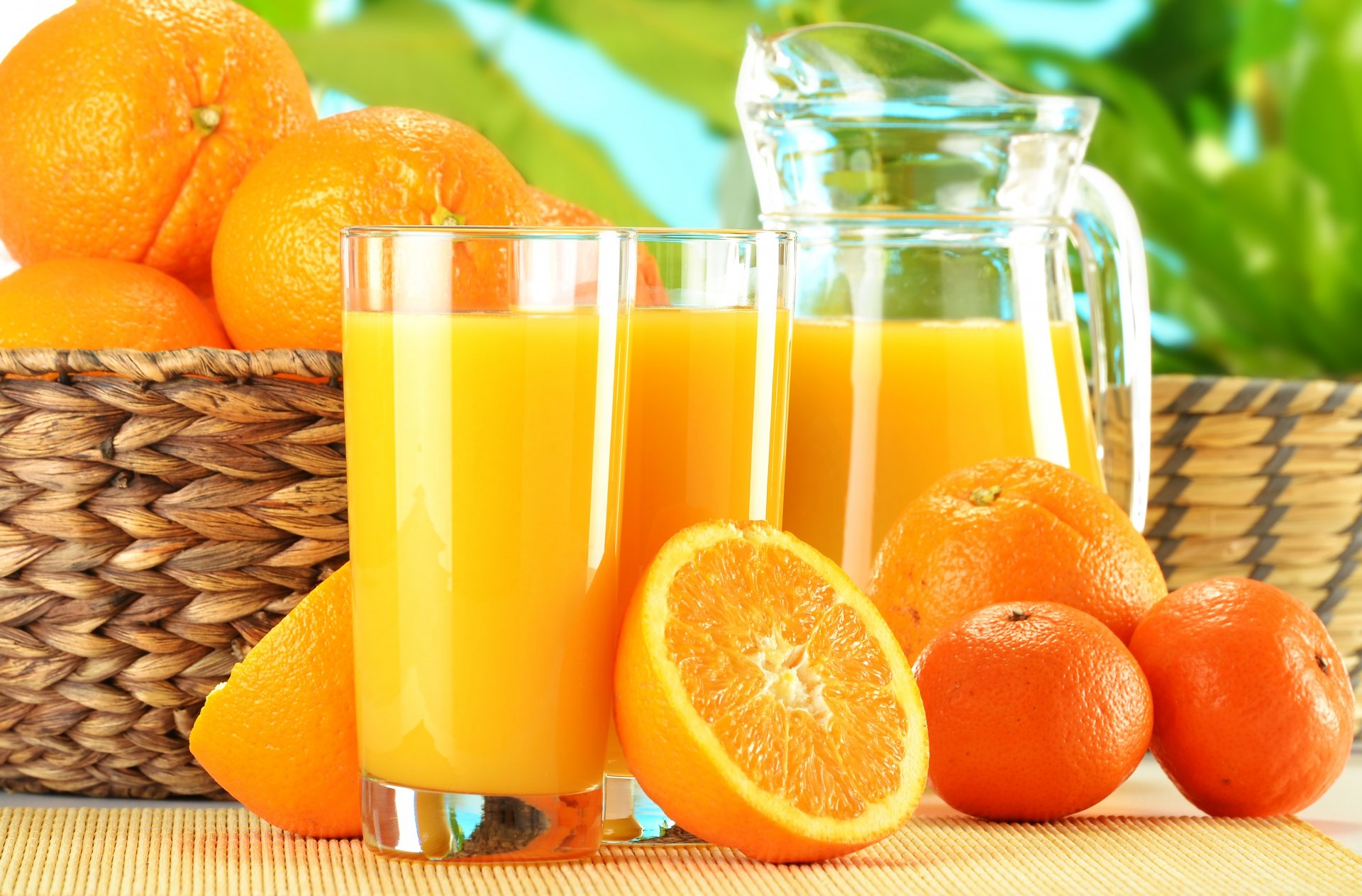 succo di frutta arancia frutta arance mandarini cesto bicchieri brocca
