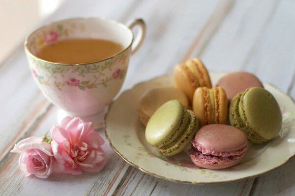 Coppia di tè con rose e biscotti amaretto