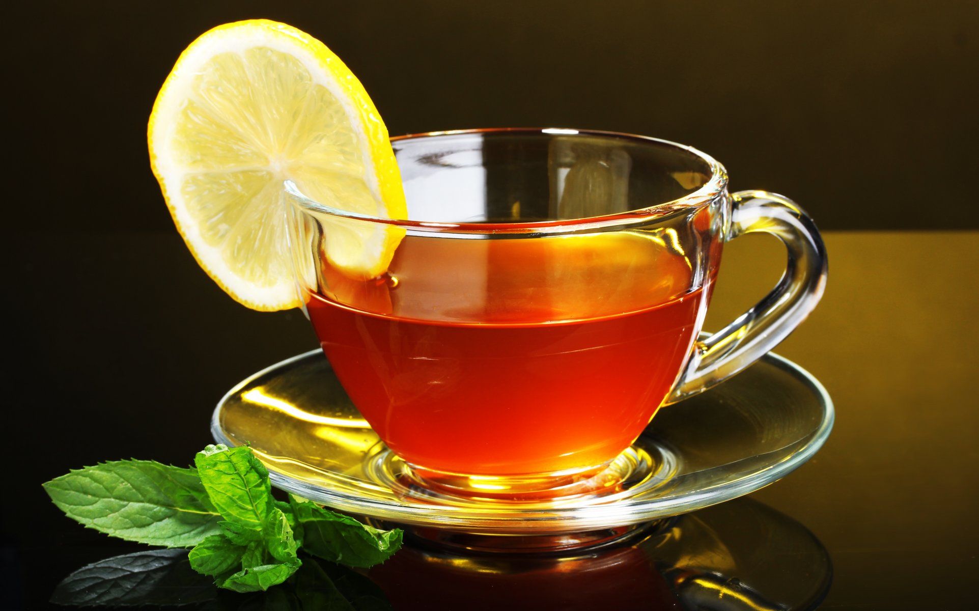 tè limone tazza piattino vetro sfondo nero