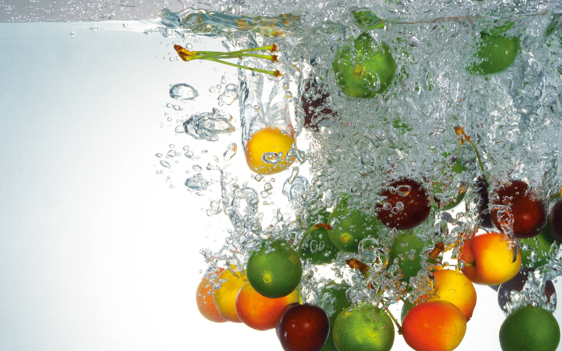 acqua frutta bolle limoni ciliegie lime albicocche