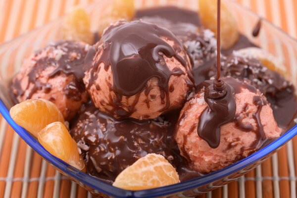 Palline dolci in salsa di cioccolato con mandarini