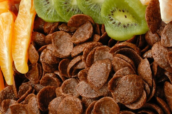Fiocchi di mais insieme a fette di arancia e kiwi