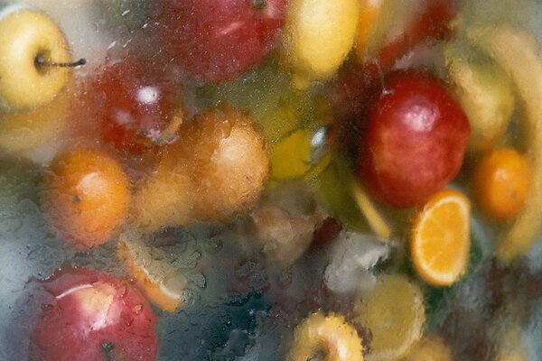 Foto insolita-frutta sotto il ghiaccio