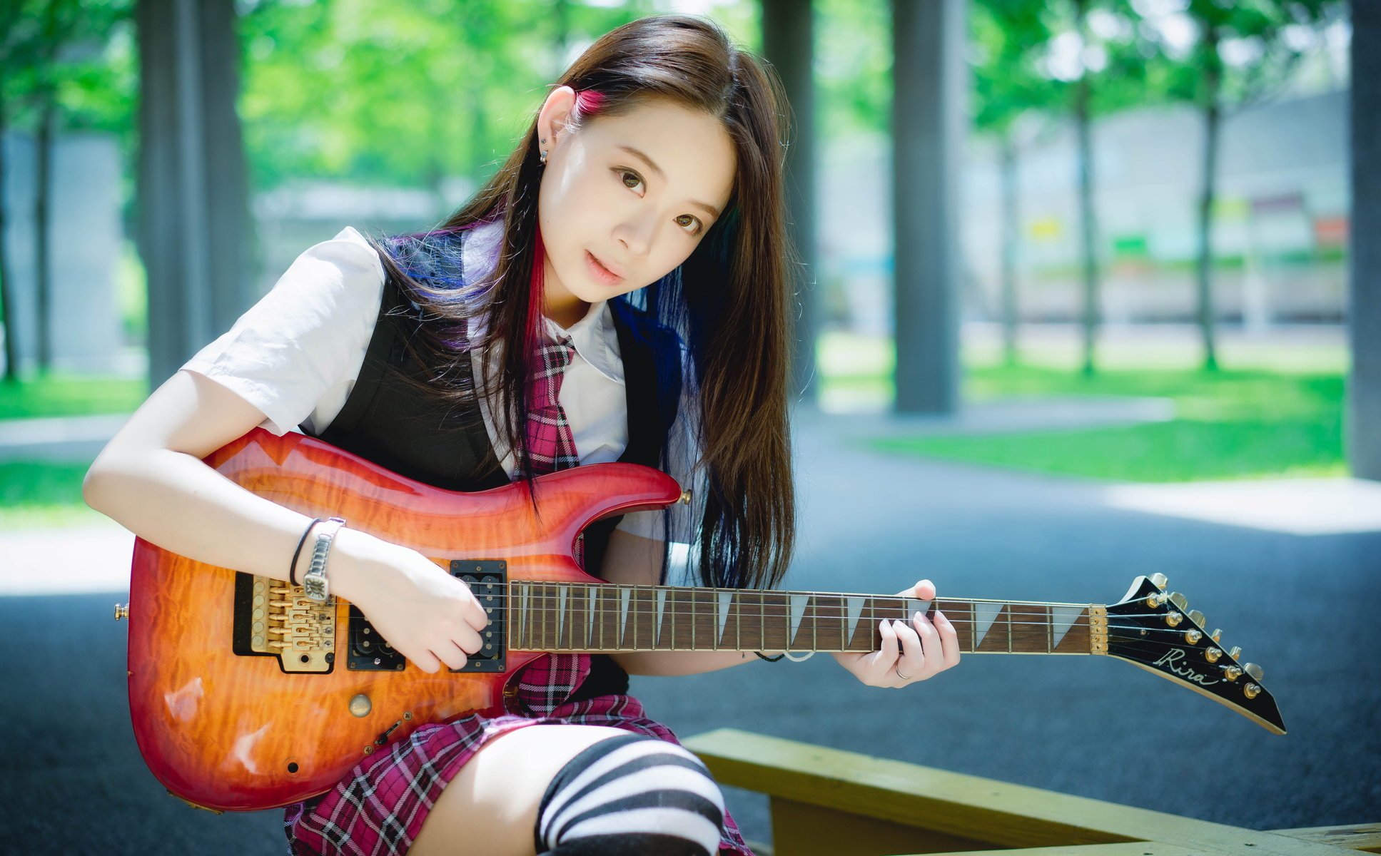 chitarrista orientale ragazza
